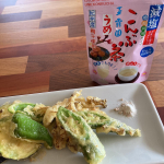 今日のお昼は野菜の天ぷら蒸し暑いので、塩ではなくて、梅昆布茶で！梅と昆布の風味が美味しいのはもちろんのこと、減塩なので、塩分を気にせず食べられるのも魅力！#玉露園 #玉露園の梅こんぶ茶…のInstagram画像
