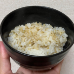 モニプラファンブログで当選した玄米を頂きました😋玄米を軽く洗ってジャーの中へ。お水を入れて1時間。3枚目のように少しまるまるした玄米😌そこに白米も投入〜！玄米と白米を1:1。玄…のInstagram画像