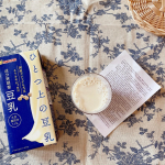 @marusanai_official samaの成分無調整豆乳飲料「ひとつ上の豆乳」（大豆固形分11%）🫘ふつうの豆乳より濃厚!!!!１ℓサイズという大容量だと、お料理にも使…のInstagram画像
