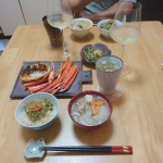 夜ごはん。.紅ズワイガニ豚汁みずこぶみずたたき.秋田で買ったみずと芋の子で。みずこぶめちゃくちゃおいしい！関東でも売ってほしい😂. #instafood #cooking #おうち…のInstagram画像