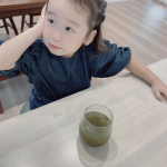 ３歳長女、はじめての青汁𓂃 𓈒𓏸苦い〜って言いながら一口飲んでました🤣本当に一口だけ🤣娘が飲んでるのは@genmaikoso_official （株式会社玄米酵素）の有機J…のInstagram画像