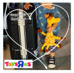 キリンのジェフリー🦒旅行に行くときももちろん一緒✈️33cmのジェフリーを抱えて歩く姿が可愛くてきゅん🫰💕宿泊先のホテルでも一緒に電車ごっこをしたり、肌身離さず遊んでいました👦🦒💓PR …のInstagram画像