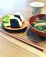 本日の朝食、玄米と白米のおにぎり、わかめのお味噌汁、卵焼きにブロッコリー。普段の朝はパンなのですが、美味しい玄米を頂きましたのでおにぎりにしました。何だかほっこり。パンは手軽に食べられますが、…のInstagram画像