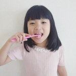 色味がめちゃくちゃかわいい、スイス生まれの歯ブラシ「クラプロックス」✨全世界75カ国で販売されている歯ブラシで、こちらのキッズ歯ブラシは4歳から12歳までの子どもたちのために特別に設計されていて、…のInstagram画像