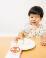 🧂🍙🌊伊豆大島の海水100u0025の〈 海の精 あらしお 〉で塩むすびを作ったよ♩ひと口食べたら美味しくて止まらないつむちゃん🤤💗ほんのり甘さと旨味とコクがあるの♡♡♡⁡ 伝統海塩…のInstagram画像