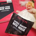 ピルボックスジャパンの REVLON SPECIAL MAKEUP BASE MASKです❣️ 旭化成開発のシートは美容液がたっぷりで、顔にしっかり密着します🥰 化粧水で整えたあとにはパックをすると、&hellip;のInstagram画像