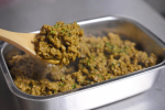 正田醤油のキーマカレーの素。冷凍してあったものをパキッと割ってフライパンへ🍳凍ったまま入れて8分！ご飯にのせて目玉焼きトッピングで最強。#冷凍ストック名人 #冷凍ストック名…のInstagram画像