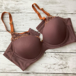 普段の外出はワイヤー入りのブラジャーを使っていますが、家に帰ってきた途端、不快感を感じる💦やはり締めつけられ感があるのかな。出かけている時は気にならないのに😌ノンワイヤーでも、ワイヤー級のバストを…のInstagram画像