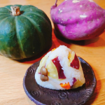 🍠🍙さつま芋ごはん🍙🍠さつま芋やカボチャ、塩麹に新潟県産コシヒカリの新米などがわが家に来てくれました😆新米届いた瞬間さつま芋ごはんの準備にとりかかりました！！出汁と塩麹味の炊き込みご飯…のInstagram画像