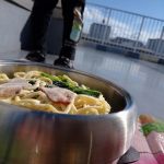 涼しくなったし、屋上でランチ★横浜家系ラーメンの冷凍食品を初めて頂きました！なんと、ラーメン屋さんのラーメンをそのまま冷凍した感じで、お鍋で解凍したらそのまま食べられるの！！#キンレイ #…のInstagram画像