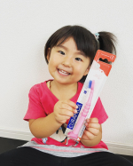 3歳の三女ちゃん、クラプロックスの歯ブラシを使ってみました！磨いてあげると、やわらかーい！！と大喜び♡なんでも毛が4260本もあってそれが全部柔らかくできているとか！！ゴムの部分も柔らかくて、…のInstagram画像