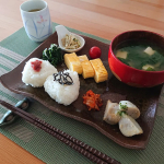 .たまには #和な朝ごはん 🍜🍙 でおはようございます☀️簡単に、梅干と昆布の三角おにぎりで #OnigiriActionお味噌汁の具材はお豆腐と茹でたほうれん草そして #鮮度のこうじみ…のInstagram画像