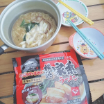 横浜家系ラーメンをお庭で食べました🍜お鍋に冷凍されたラーメンを入れて火にかけるだけでとっても濃厚な美味しいラーメンを簡単にいただくことが出来ました。本当はキャンプに持って行ってささっと作って食べた…のInstagram画像