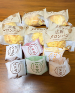 この度「八天堂くりーむパン・広島メロンパン詰合せ」をいただきました✨こちらは八天堂さんの美味しいアイテムが沢山詰まった詰め合わせです。中身は広島メロンパンコーヒークリーム7つ、クリーム…のInstagram画像