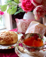 《八天堂》束の間のおうちでティータイム☕️❤️紅茶と一緒にいただいた八天堂のメロンパンやクリームパンを☺️.初めての広島メロンパンは、外生地にナッツが入っており美味しい楽し…のInstagram画像