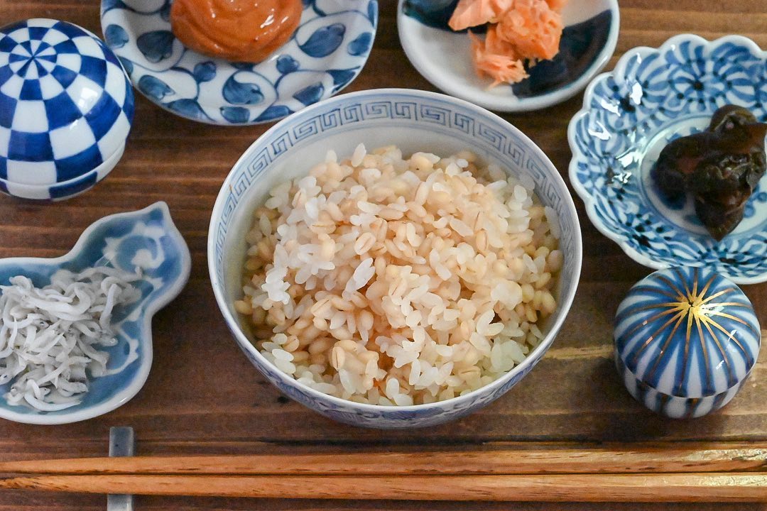 口コミ投稿：.#もち麦 ごはんでいただきます🍚本日の #朝ごはん はシンプルに。もち麦をごはんに入…