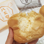【グルメ】八天堂さんの「くりーむパン」と「広島メロンパン　コーヒークリーム」をいただきました。解凍して食べる冷たいくりーむパンはふわふわでトロッとしたとろける食感。しっとりしたパン生地にまった…のInstagram画像