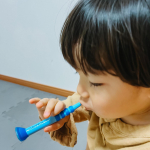 スイス生まれの歯ブラシ『クラプロックス』日本では主に歯医者さんで取り扱われていて、世界中で選ばれている歯ブラシ🪥今、最大の悩み…歯磨き嫌いで、歯磨こう〜っていうとカーテンの後ろに隠れてしまう…のInstagram画像