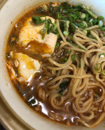 .お水いらずなべやき屋キンレイシリーズの「台湾ラーメンレビュー✨」たまごと刻みネギを追加☑︎沸騰して麺がやわらかくなってきたら生たまごを落とし入れる　汗が出るくらいだったが…のInstagram画像
