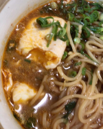 .お水いらずなべやき屋キンレイシリーズの「台湾ラーメンレビュー✨」たまごと刻みネギを追加☑︎沸騰して麺がやわらかくなってきたら生たまごを落とし入れる　汗が出るくらいだったが…のInstagram画像