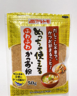 こんばんは！マルモトのかつお削りぶし（粉末）をお試しさせていただきました！味噌汁や煮物に出汁として使えたり焼きそばや焼きおにぎりにトッピングしたりと使い勝手の良い商品です！チャックで封…のInstagram画像