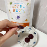 こども食育グミ❣️のモニターに選んでいただきました😊3歳の子どもはグミ大好きで、グミでカルシウムとか子どもに必要な栄養が摂れるって嬉しすぎる！と思って応募したよ❣️グミだよ〜って開封す…のInstagram画像