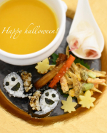 Halloween lunch🎃⁡⁡息子のお弁当の残りをワンプレートに、スープだけプラスしてお昼ごはん𓌉𓇋⁡ハロウィンなのでスープも南瓜🎃👍ストーリーにも載せたら、お友…のInstagram画像
