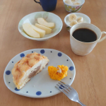 朝ごはん。#八天堂 #広島メロンパン を半分こしたよ〜さくさくでおいしかった😂冷凍でいつでも食べられるのでとっても便利✨.今日はふたりともお休み！昨日釣り行って疲れたのでゆっくりし…のInstagram画像