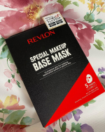 .REVLONのスペシャルメイクアップベースマスクを使ってみました✨黒と赤で高級感ありありのここぞと言うスペシャルな時にぴったりなパッケージです✨パック1枚には28mlもの美容液がヒタヒタに…のInstagram画像