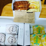八天堂さんの冷凍くりーむパンカスタード、抹茶、小倉、プリン、桃、瀬戸内レモン広島メロンパンは 、カスタード、チョコクリーム美味しい八天堂さんのクリームパンがいつでも食べられるのは幸せです！…のInstagram画像
