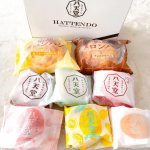 八天堂くりーむパン / 広島メロンパン広島メロンパンはメロンパンのなかにカスタードとチョコのクリームが入っているタイプ。表面に大きなパールシュガーとナッツを練りこまれています。…のInstagram画像
