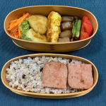 本日のお弁当残り物を詰めただけだけど、盛りだくさん弁当に！😁ごはんは北海道玄米雑穀！いろんな食感を混ざってて美味しい〜！午後のお仕事もがんばれそうだわ！ #北海道玄…のInstagram画像