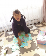 今週は幼稚園をお休み中の娘さん、お家遊びで最近ハマっているのが、日本トイザらスさんで購入できる「ちいかわ はしる！ちいかわ」です♪..「ちいかわ」かわいいよね〜💕親の私もちいかわ号の走…のInstagram画像