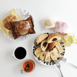 .先日のブランチはこちらっ♪..八天堂のくりーむパン&メロンパンです。..旦那はデカフェのコーヒーを入れて私はルイボス&ローズヒップティーを合わせて…のInstagram画像