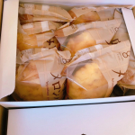 八天堂くりーむパン 広島メロンパンなんて幸せな写真でしょうか。メロンパンがいっぱい！！表面はサクサクのクッキー生地で、中はふわふわ？さらにコーヒークリームが。表面の砂糖の甘さと…のInstagram画像