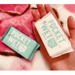 新商品の手のひらサイズのウェットティッシュ『POCKET WET』使ってみました✨小さいのでバッグやポケットに簡単にすっぽり入ります😊アルコールタイプの除菌…のInstagram画像