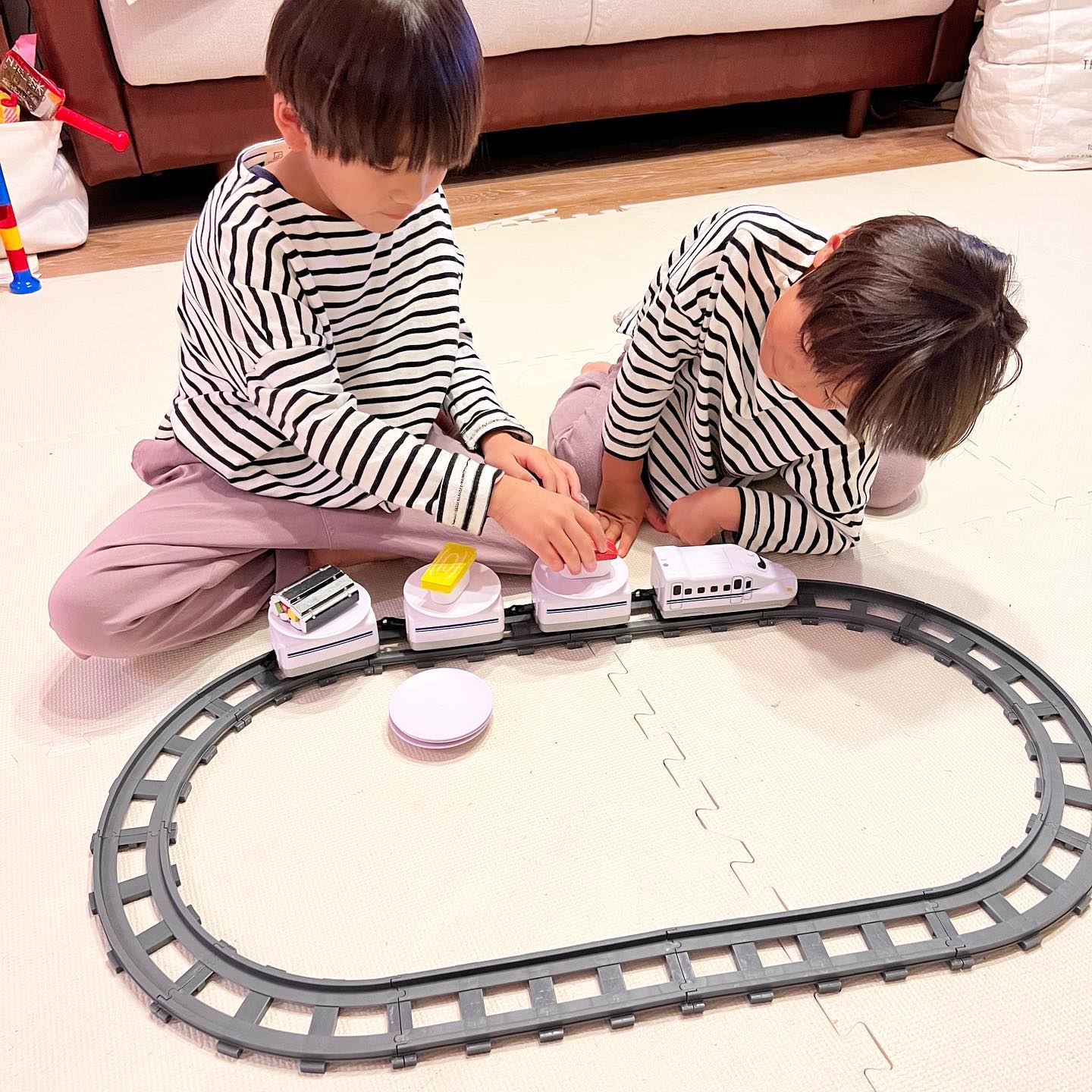 口コミ投稿：新幹線好きの兄弟👦🏻👦🏻遊んでるのは回転寿司ができる新幹線です🚅しかもN700S✨✨✨「お寿…