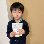 ♡ゆうくん👦🏻の幼稚園行く前のルーティン📛✨⁡ご飯、支度が終わったご褒美に前回紹介した「こども食育グミ」🍇を食べさせてるよ〜💗⁡本人も美味しくてにっこり(*´▽`*)美味しいのに 歯にも…のInstagram画像