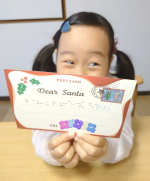 来月はクリスマスですね🎅🎄娘さんはもうクリスマスが待ち遠しくてたまらないようです😂💕..クリスマスと言えばプレゼント🎁✨娘さん、トイザらスさんのオリジナルハガキを使ってサンタさんに…のInstagram画像