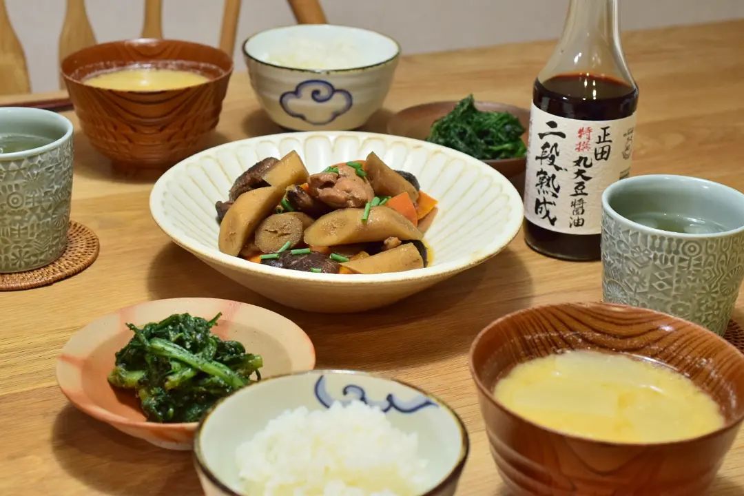 口コミ投稿：11月24日は和食の日なんだって😲💡なので今夜は和食にしてみた🥢鶏肉と根菜の煮物春菊の…