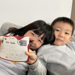 🎁@toysrus_jp トイザらスのサンタポスト📮へ手紙を出しました！！毎日のようにプレゼントが更新されていく子どもたち。一体どれが届くのかなぁ？？笑ウルトラマンシルバニ…のInstagram画像