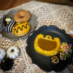 #ハロウィンごはん 　　今年は凝ったものは作れずセリアの型とピックで簡単に🎃　　・ハロウィンカレー・千切りキャベツ・カニカマとコーンのサラダ・蜘蛛の巣ハンバーグ…のInstagram画像