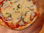 今日のよるごはん𐂐 ⠜夫のリクエストでピザ🍕＊ウインナーのピザ（玉ねぎ、ウインナー、ピーマン、チーズ）＊照り焼きチキンのピザ（照り焼きチキン、玉ねぎ、ブロッコリー）＊ほたてのチ…のInstagram画像