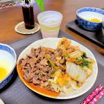 Sukiyaki for dinner😋🍲ある日のディナーは、すき焼き😋🍲鍋出すのは面倒なのでキッチンで作って各々食べるスタイルで😅白菜あるからすき焼きしようかなと思ったんだけど、…のInstagram画像