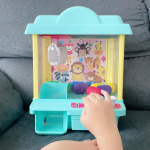 トイザらス限定商品プレイポップ クレーンゲームすっかり遊び慣れてきて、上手になってる✨ゲーセンのクレーンゲームが大好きなうちの子供達にはまさにツボな玩具でした☺️最初対象年齢、幼稚園く…のInstagram画像