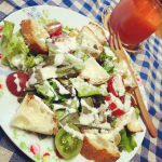 ダイエット中なので、サラダ🥗にしました🍀が…もの足りなくてこの後パン食べちゃいました😖サラダにもパン入れたんですけどね…💦#野菜をMOTTO #クリスマス #monipla #…のInstagram画像