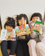 共立食品の「おかしのまちをつくろう」にわが家の三姉妹と挑戦しました！！娘たちの力でやってみよう！ということにして、ウキウキでお菓子作りスタート。ねえねたち、一生懸命説明書を読んで頑張っていました…のInstagram画像