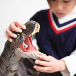 .⁡小さい恐竜たちをガブっと丸呑み！⁡@toysrus_jp さまのジュラシック・ワールド スーパーかみつき！ほえるT-レックス🦖⁡⁡大きく口が開いくから小さい…のInstagram画像