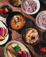 昨晩ごはん🍴スンドゥブチゲスープ、鶏の和薬膳スープ、鮭の照り焼き、鮭の西京焼、黒米ともち麦ご飯、苺。スープ2種は、薬膳スープ環（めぐる）@yakuzen.meguru のレトル…のInstagram画像