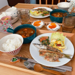 こんばんは🍂先日の晩ごはんです🐟⚫︎カマスの香草焼き⚫︎ごろごろビーフシチュー⚫︎マカロニサラダ⚫︎小松菜とえのきとにんじんの胡麻和え୨୧┈┈┈┈┈┈┈┈┈┈┈┈┈┈┈┈┈…のInstagram画像